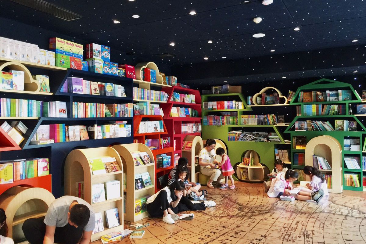 کتابفروشی چینی با معماری داخلی بی‌نظیر که آن را شبیه تونل بی‌پایانی از کتاب می‌کند