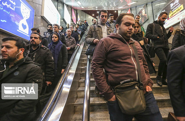 ازدحام مسافران متروی تهران در پی گرانی بنزین+عکس