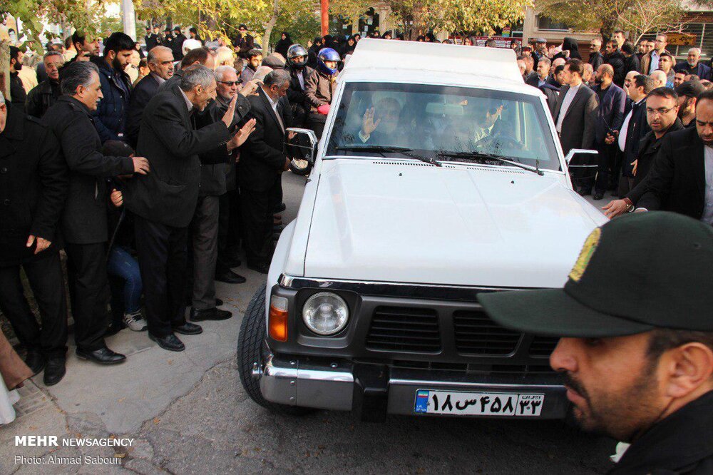 خودروی حسن روحانی در مراسم تشییع خواهرش +‌عکس