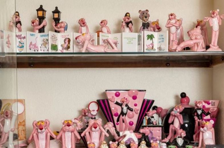 زنی با کلکسیون ۱۴۰۰ عروسک پلنگ صورتی +تصاویر
