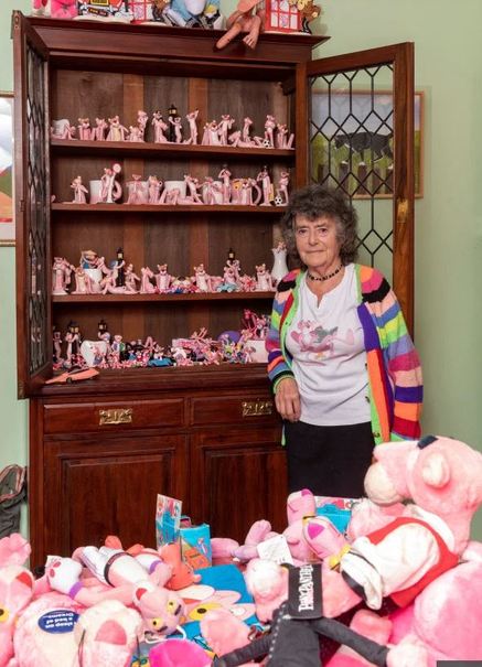 زنی با کلکسیون ۱۴۰۰ عروسک پلنگ صورتی +تصاویر