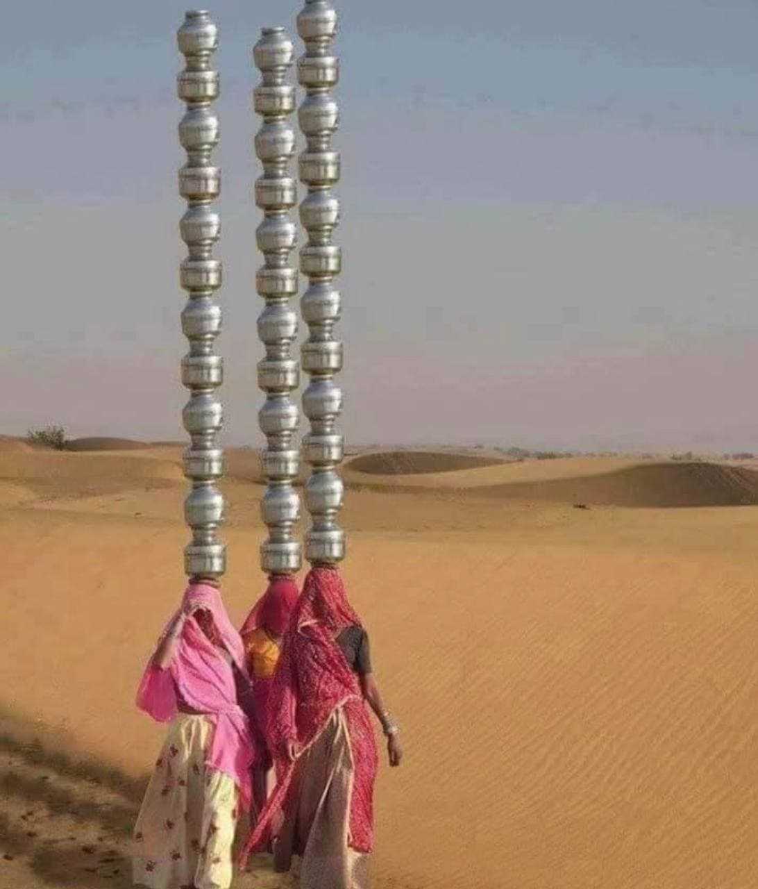 روش عجیب حمل آب توسط زنان هندی+ عکس