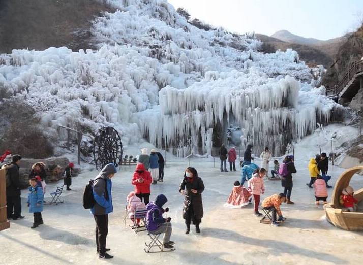 آبشار یخ زده در پکن + عکس