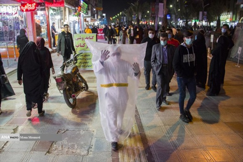 لباس عجیب مرد ضد کرونایی در خیابان های اهواز +عکس