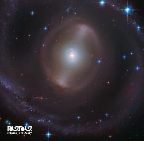 تصویری از یک کهکشان مارپیچی میله‌ای