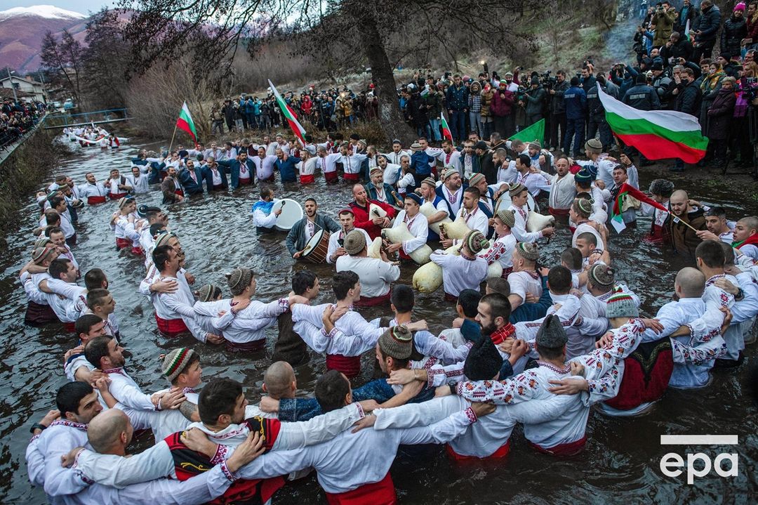 جشن و پایکوبی بلغاری ها در رودخانه یخ زده + عکس