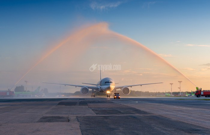 چرا هواپیما در باند فرودگاه قوس آب درست می کند