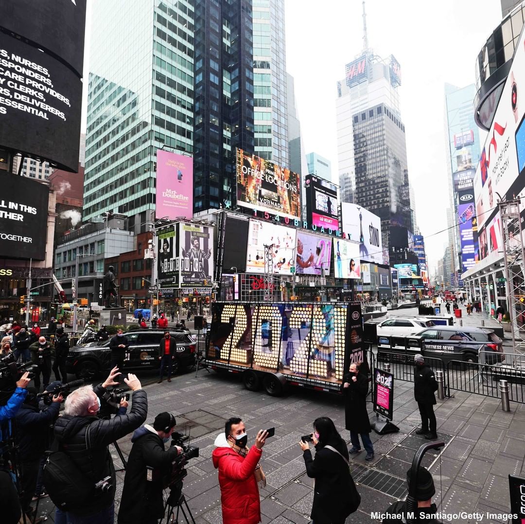 استقبال از سال ۲۰۲۱ در میدان تایمز نیویورک + عکس