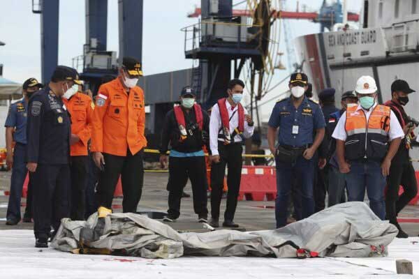 کشف بخشی از اجساد مسافران پرواز ۷۳۷ اندونزی