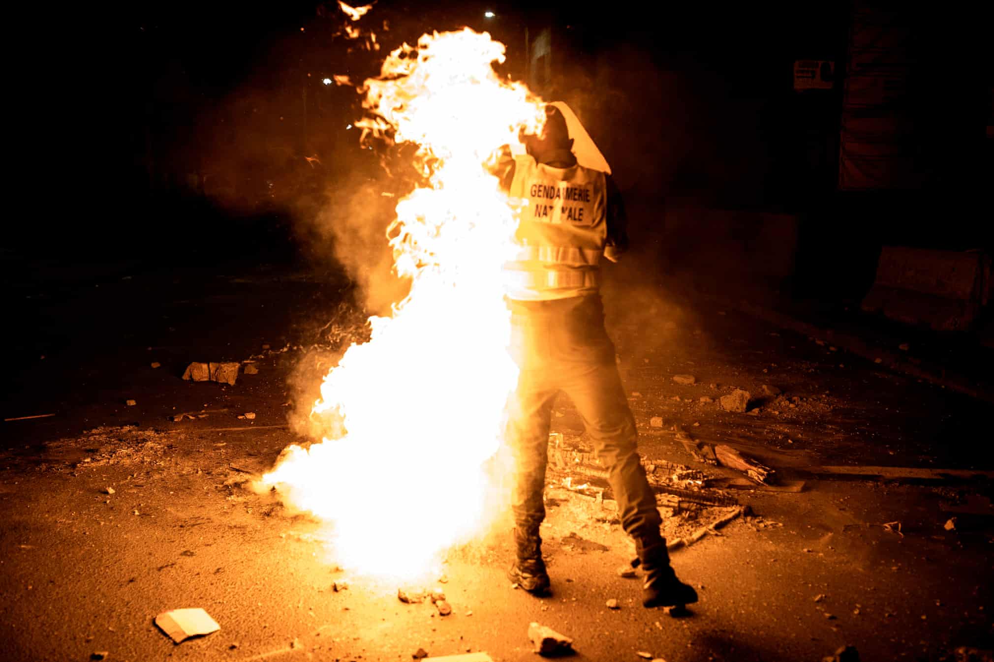 گرفتار شدن یک پلیس سنگالی در آتش + عکس
