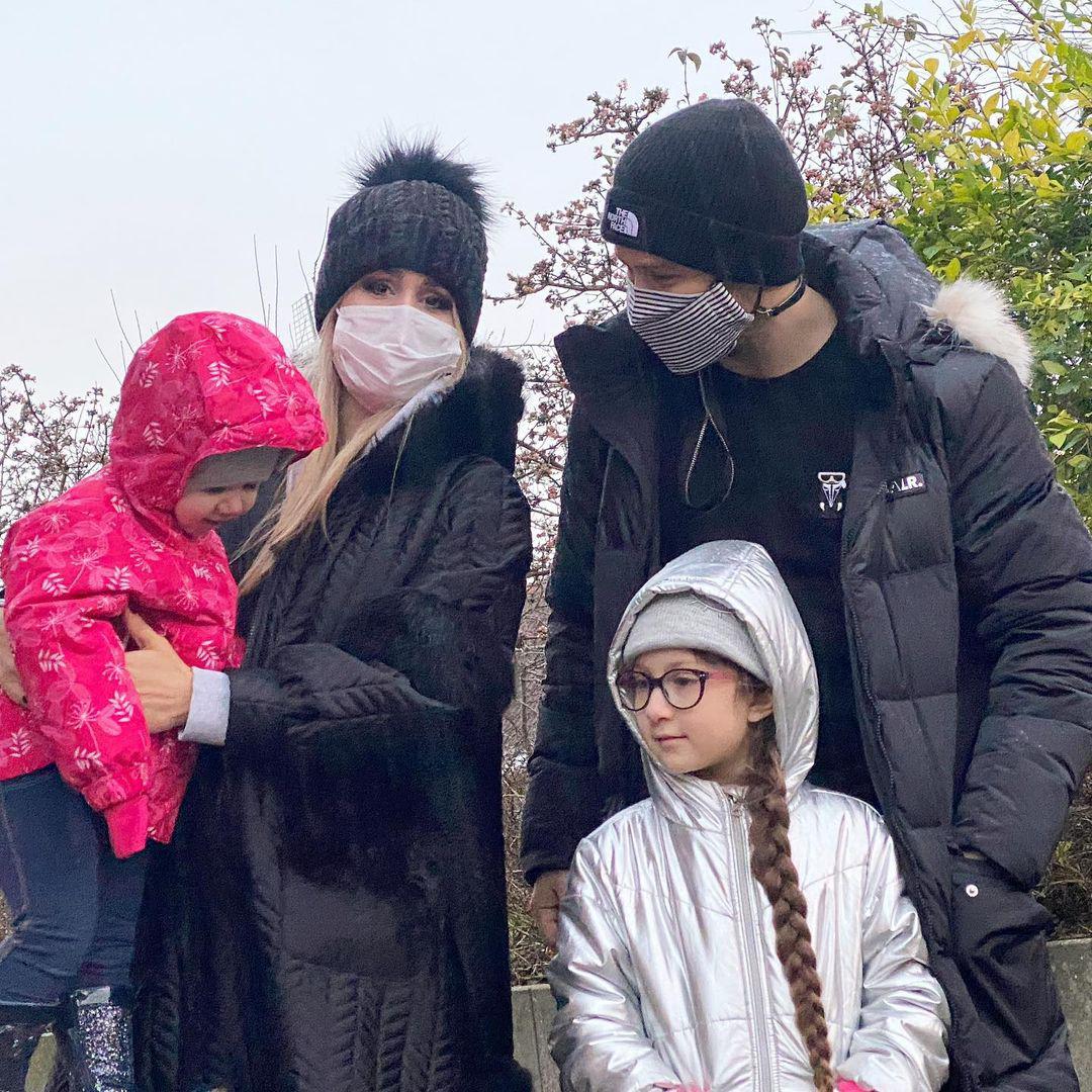 تفریحات شاهرخ استخری و خانواده اش در بلژیک+عکس