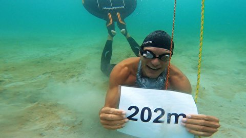 شکستن رکورد طولانی ترین شیرجه زیر آب با یک نفس