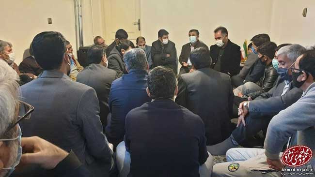 جلسات احمدی‌نژاد بدون رعایت فاصله اجتماعی+عکس
