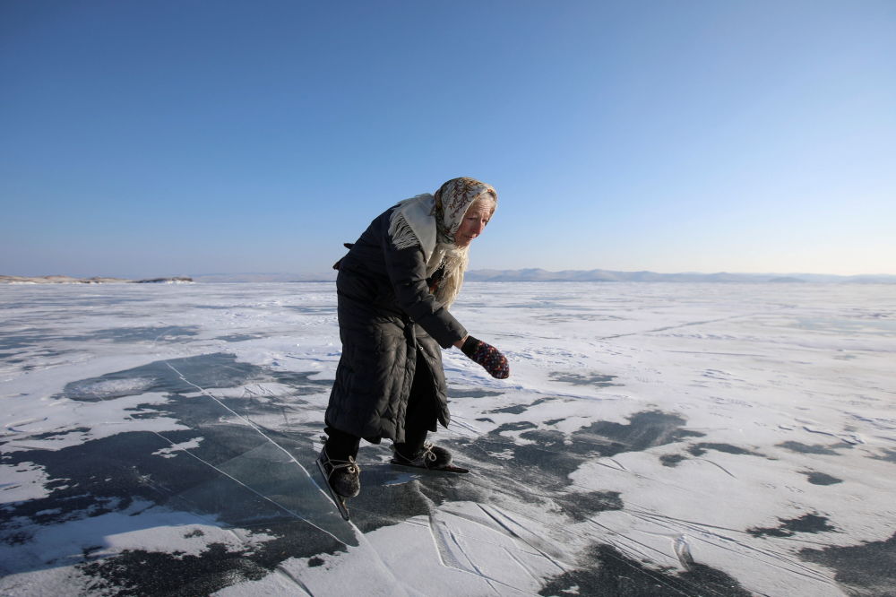 اسکیت بازی زن مسن روی یخ های دریاچه بایکال + عکس