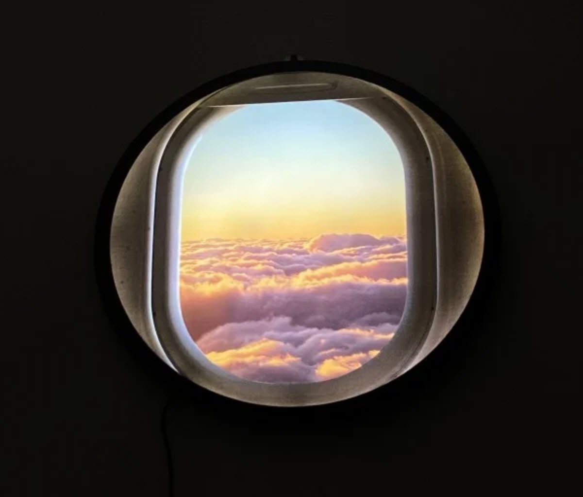 یک شرکت کره‌ای لامپ‌های LED تولید کرده که منظره پنجره هواپیماها را شبیه‌سازی می‌کند