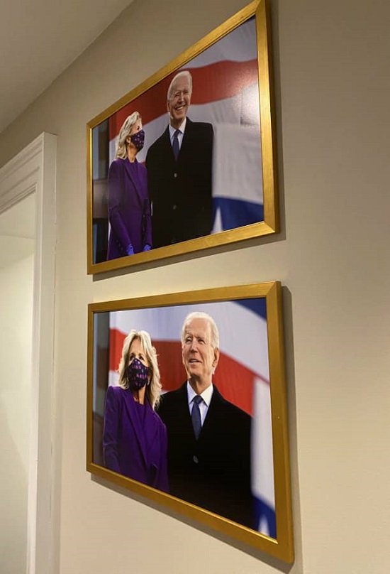 نصب عکس‌های بایدن و همسرش در کاخ سفید +عکس