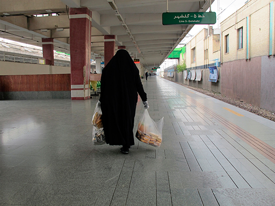 خواهرا، برادرا، من دستفروشم از متروی تهران