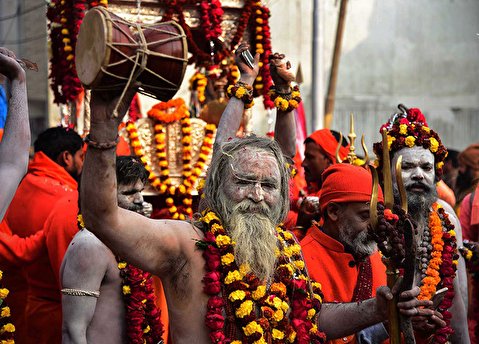 اقدام عجیب و چندش آور هندوها در آیین مذهبی