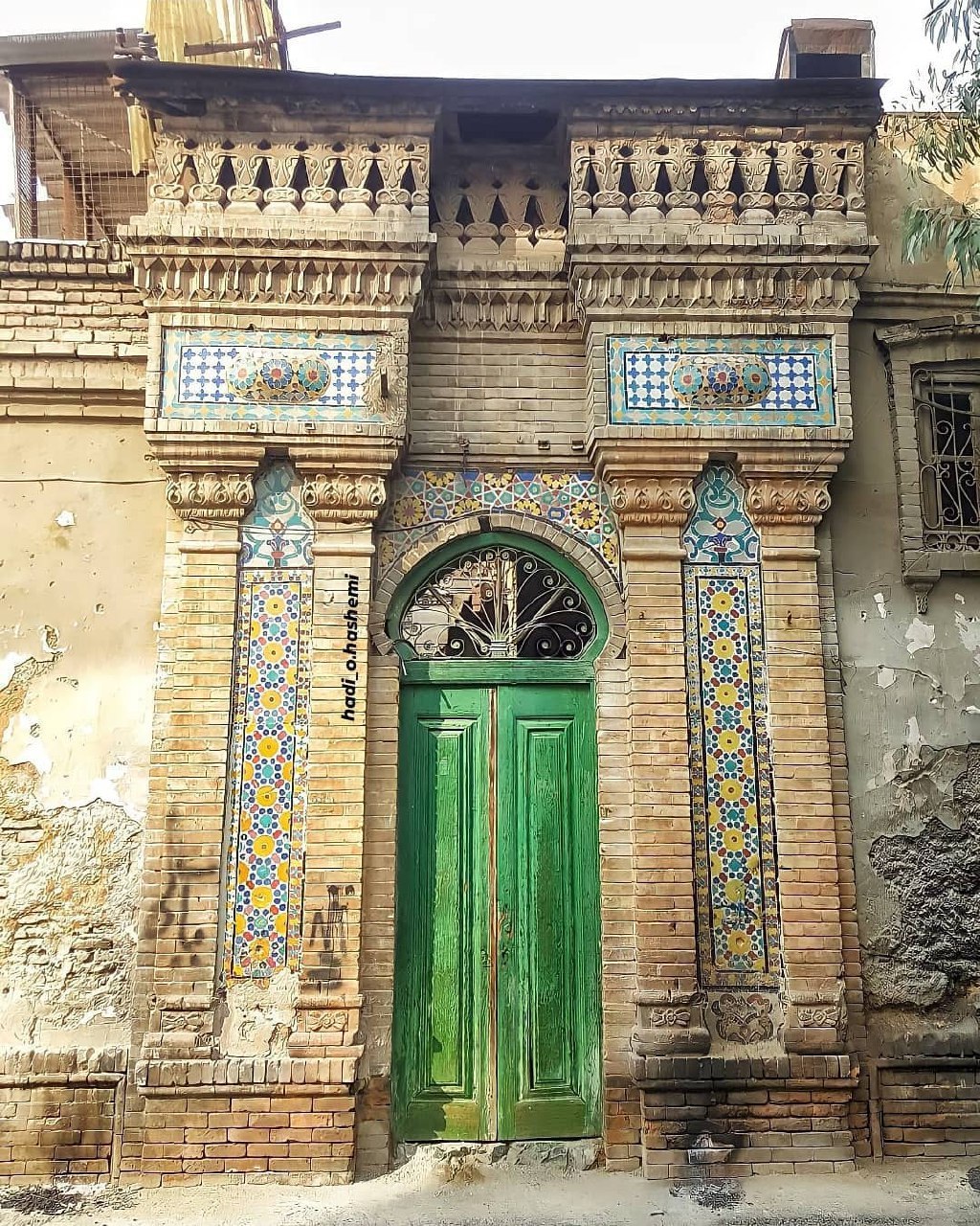 یک سردر زیبا و باشکوه قاجاری + عکس