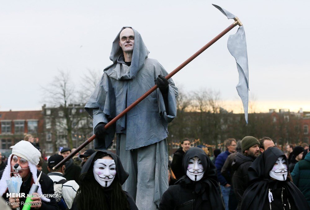 شمایل عجیب معترض به محدودیت های کرونایی در هلند + عکس