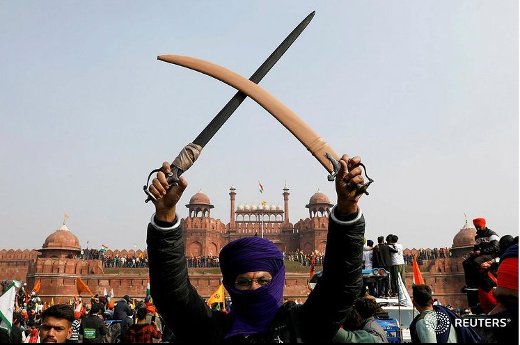 شمشیر کشی یک کشاورز معترض+عکس