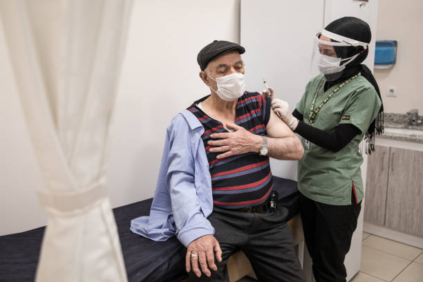 آغاز واکسیناسیون کرونا برای افراد بالای ۸۰ سال در ترکیه + عکس