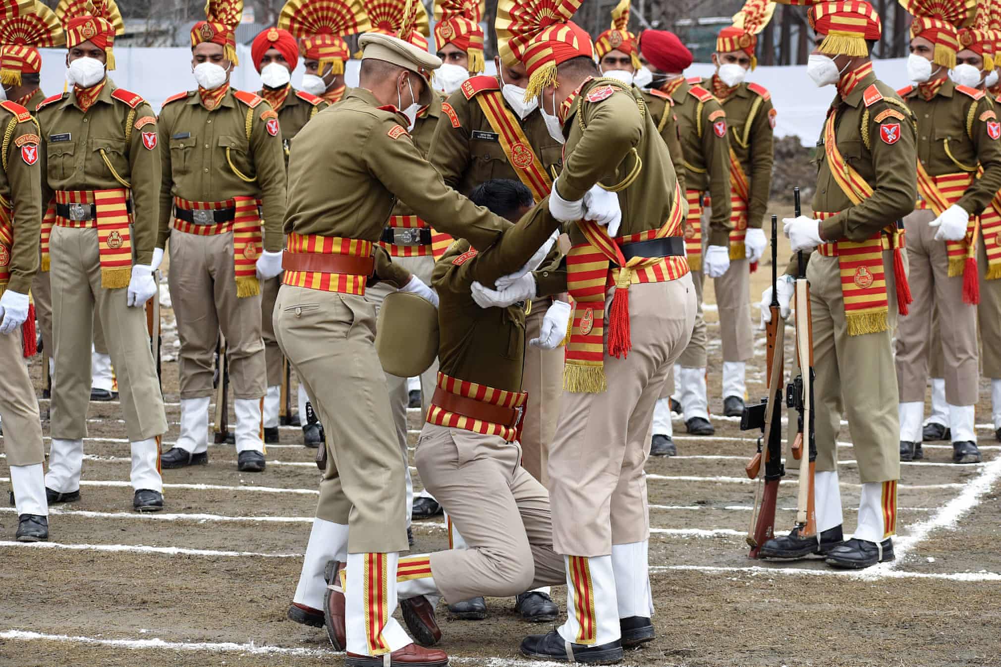 غش کردن یک سرباز هندی در مراسم رسمی روز جمهوری هند + عکس