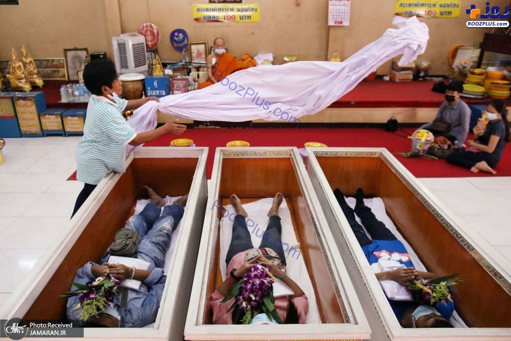 مراسم دراز کشیدن در داخل تابوت برای فریب دادن مرگ+عکس
