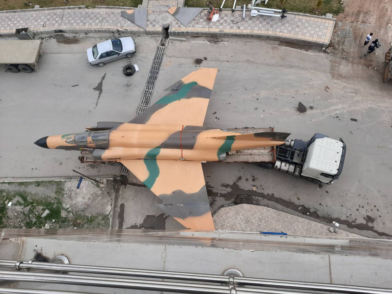 حمل جنگنده F-14 در خیابان های ایران + عکس