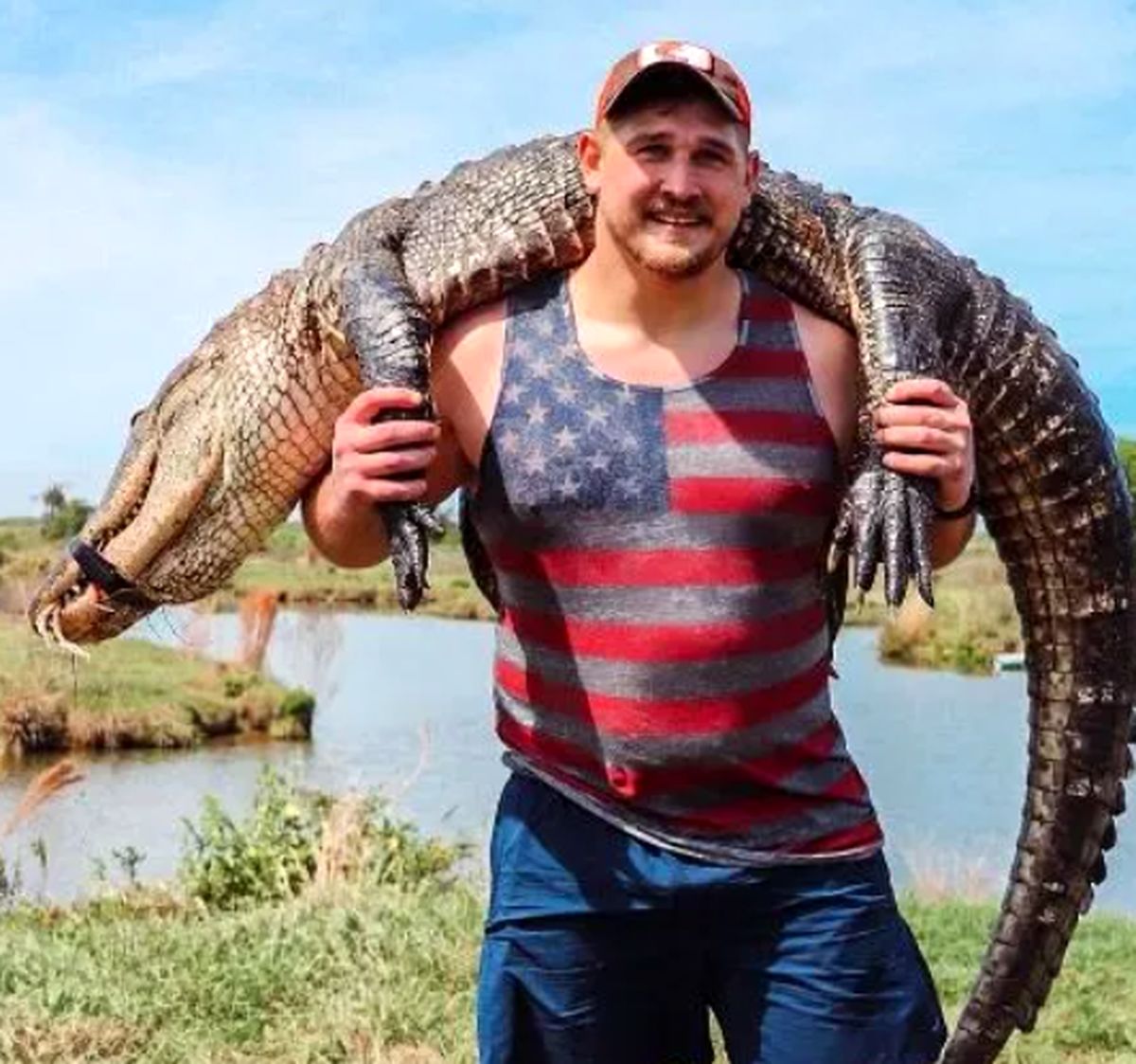 شکار تمساح ۳ متری به دست یک فوتبالیست+عکس