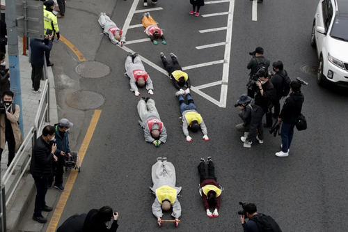 اعتراض متفاوت راهبان بودایی در کره جنوبی + عکس