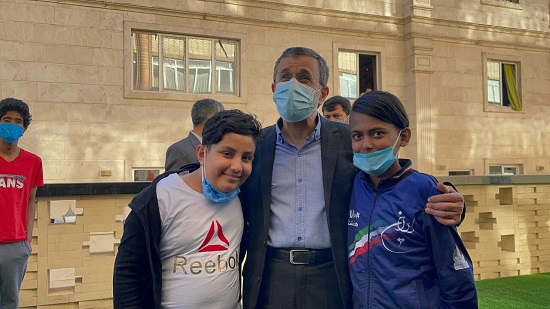 همبازی شدنِ احمدی‌نژاد با نوجوانان بی‌سرپرست+عکس
