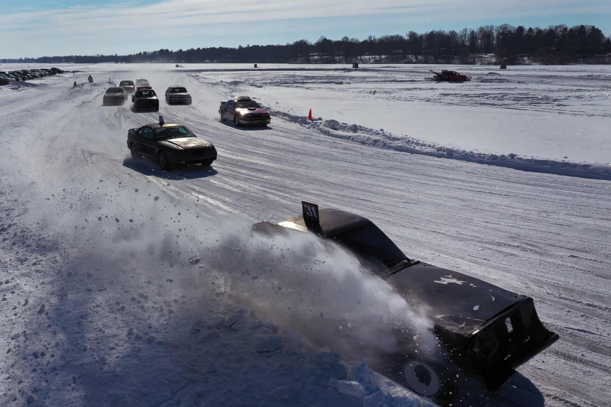 مسابقه اتومبیلرانی روی دریاچه یخ زده + عکس