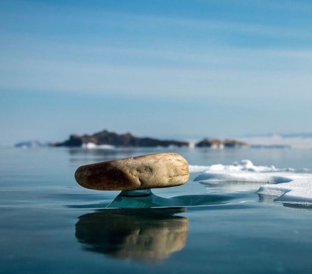 این سنگ‌ها گویی به صورت اسرارآمیزی کمی بالاتر از سطح دریاچه یخ زده بایکال در هوا شناور مانده‌اند!