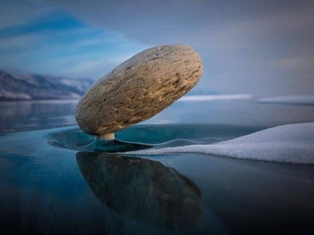 این سنگ‌ها گویی به صورت اسرارآمیزی کمی بالاتر از سطح دریاچه یخ زده بایکال در هوا شناور مانده‌اند!