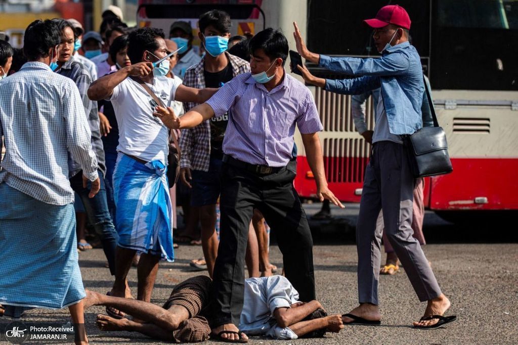 حمله معترضان میانماری با چاقو به یکدیگر + عکس