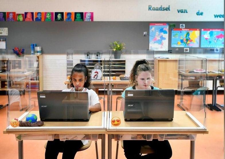 بازگشایی مدارس هلند با حفاظ‌های پلاستیکی +تصاویر