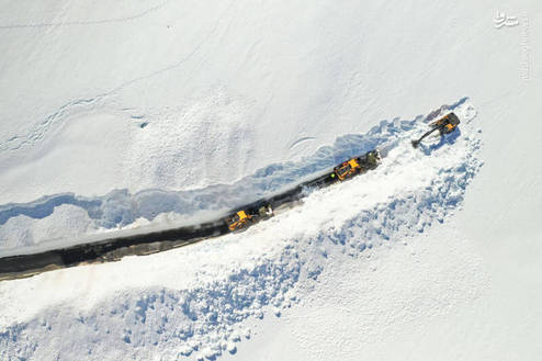 تصویر هوایی جالب از برف روبی در جاده کوهستانی