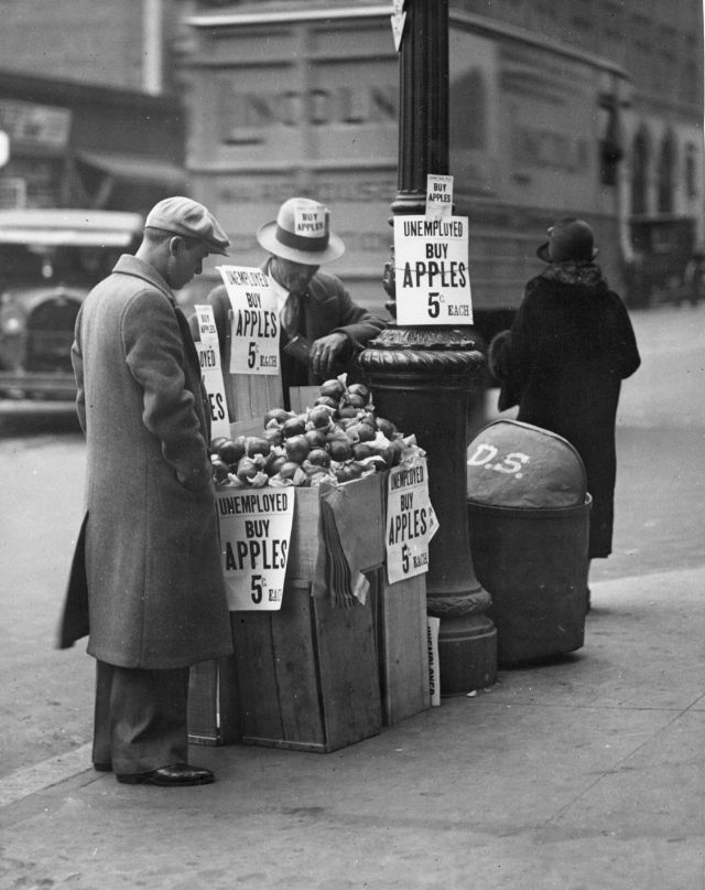 دستفروشان سیب در نیویورک در عصر رکود بزرگ: هر سیب ۵ سنت!