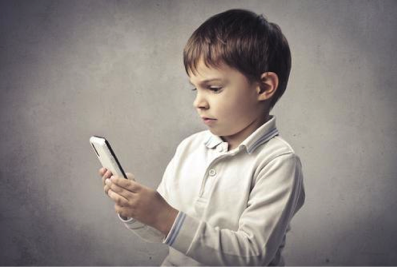 موبایل و تبلت چه تاثیرات بدی روی کودکان کم‌سن دارند؟