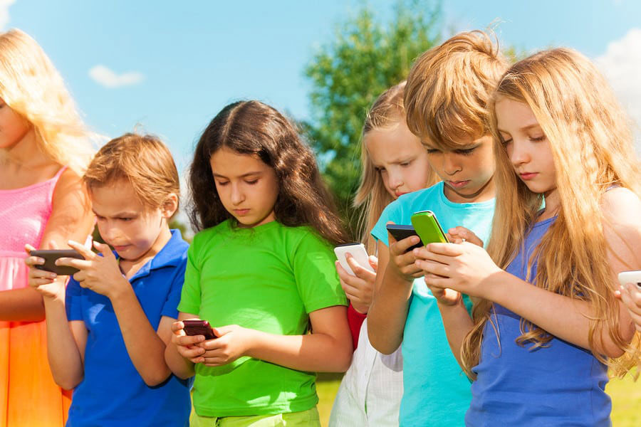 موبایل و تبلت چه تاثیرات بدی روی کودکان کم‌سن دارند؟