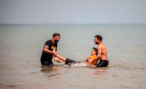 خوشگذرانی در ساحل مازندران و بوشهر
