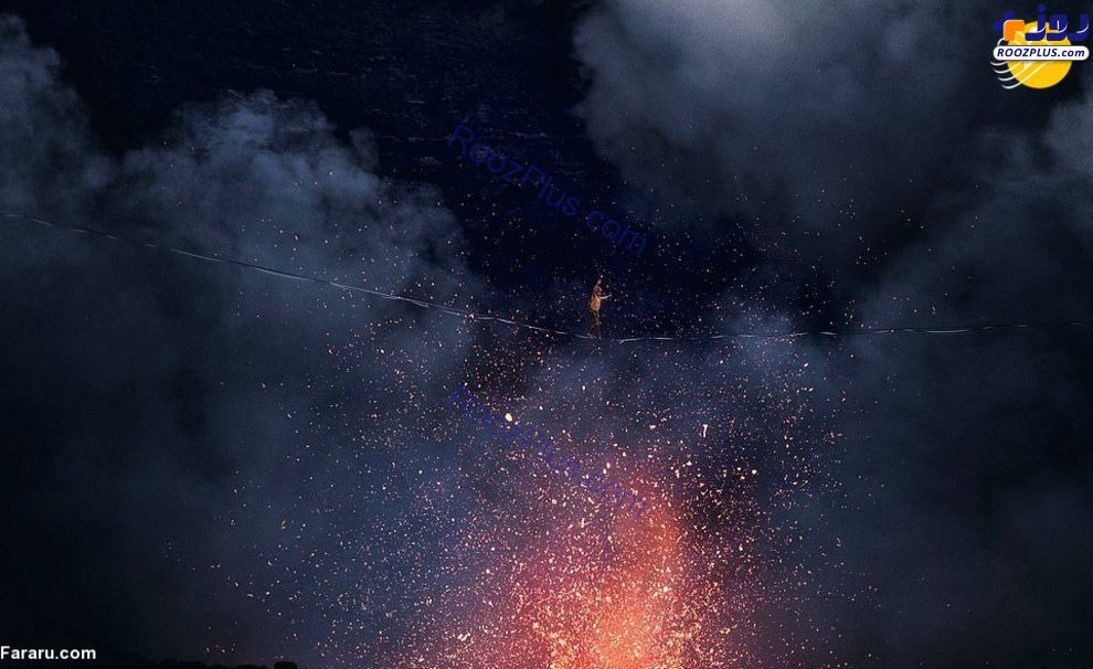 عبور دو بندباز از دهانه آتشفشان در حال فوران+عکس