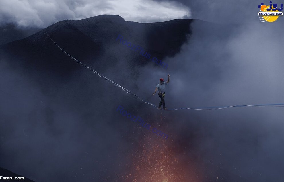 عبور دو بندباز از دهانه آتشفشان در حال فوران+عکس