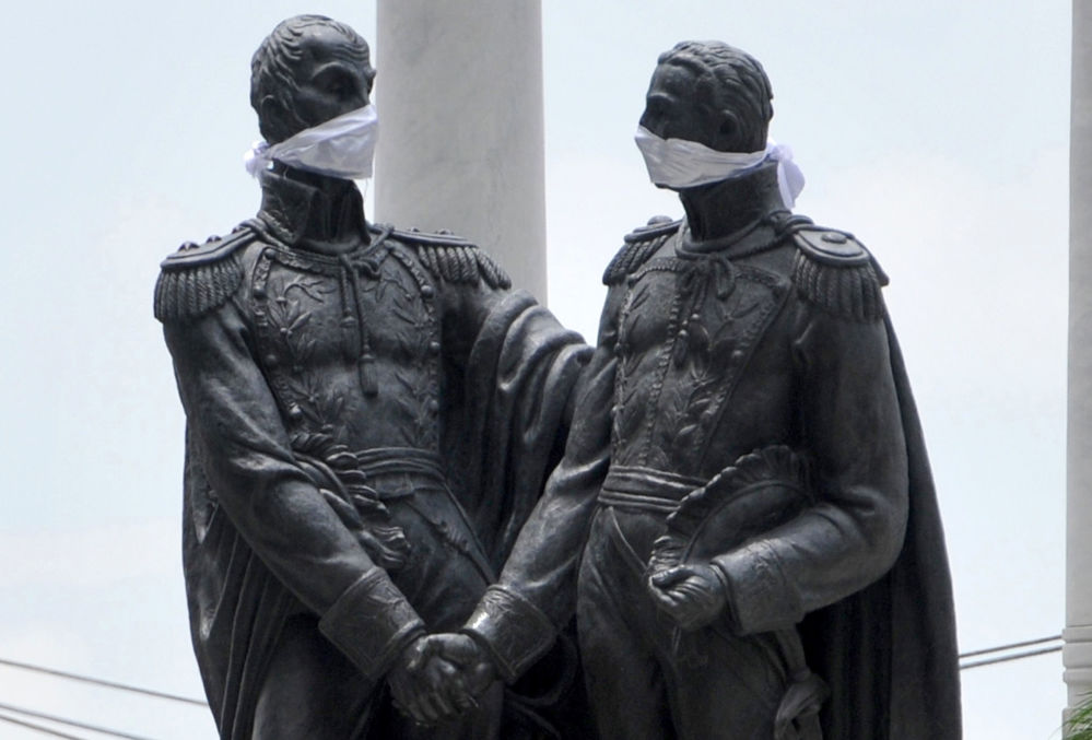 مجسمه های ماسک پوش در سرتاسر جهان