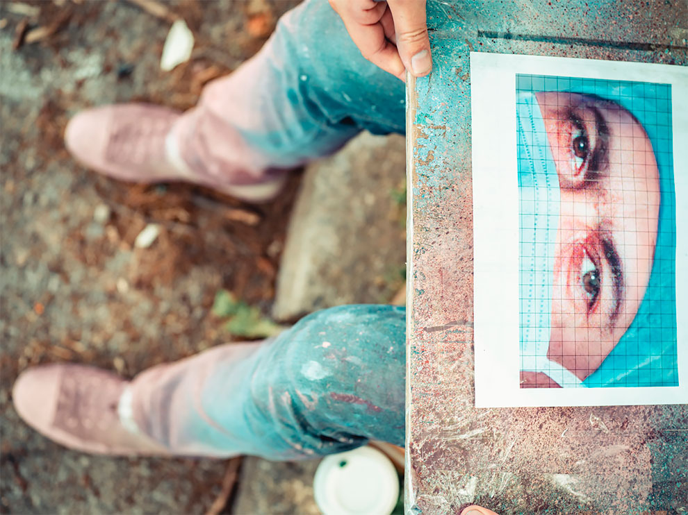 این هنرمند خیابانی اینگونه یاد پزشکان فوت‌شده در اثر کرونا را گرامی داشت
