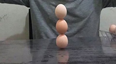 ثبت رکورد چیدن تخم مرغ روی هم