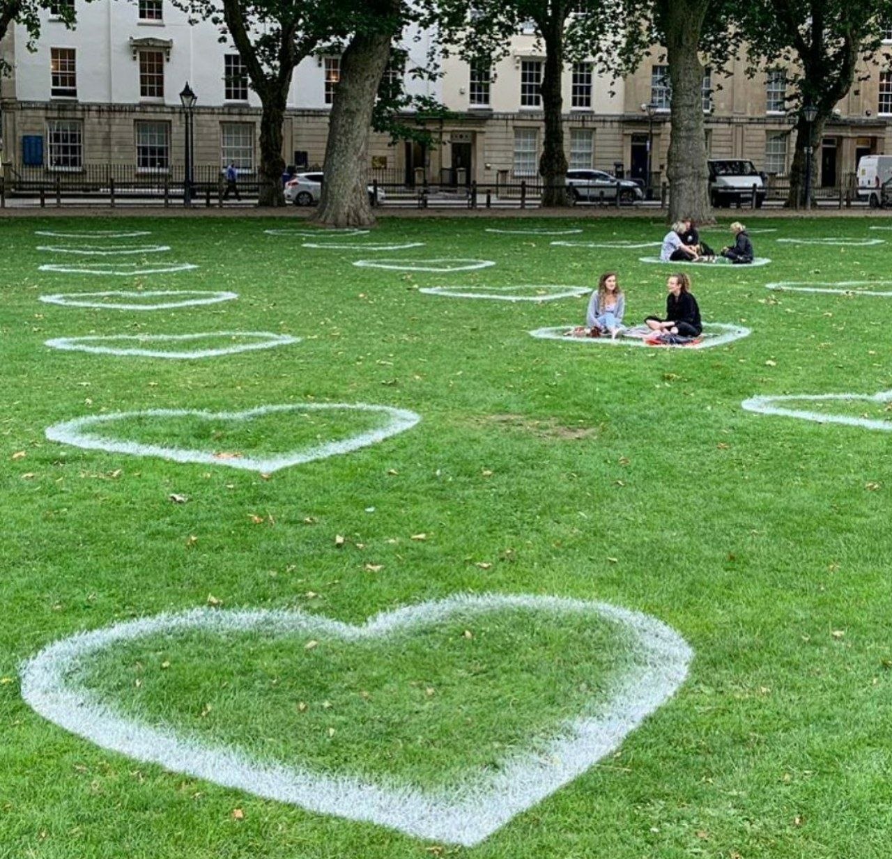 کشیدن قلب بر روی چمن برای حفظ فاصله اجتماعی + عکس