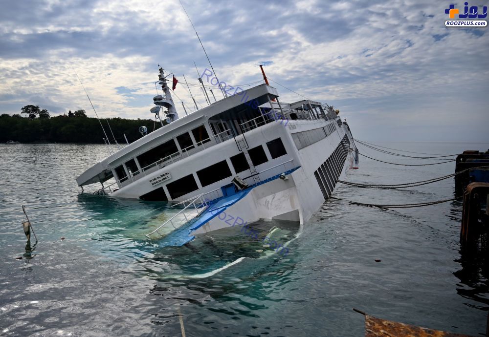 لحظه غرق شدن یک قایق تفریحی در اندونزی+عکس