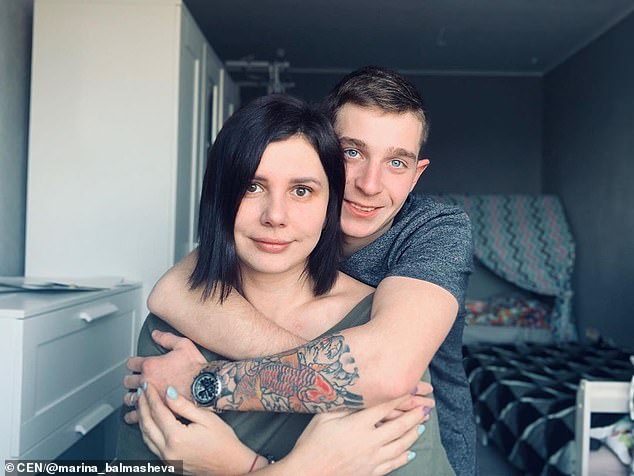ازدواج اینفلوئنسر ۳۵ ساله روس با پسر ۲۰ ساله همسر سابقش!